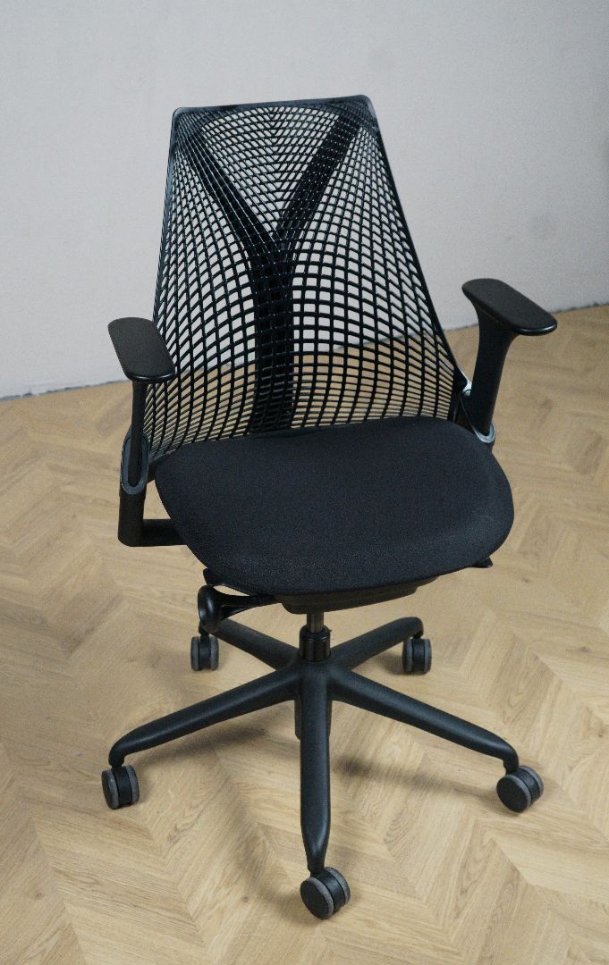 Frontvisning af Herman Miller SAYL kontorstol i fuldt sort design med ergonomisk mesh-ryg og moderne udtryk.